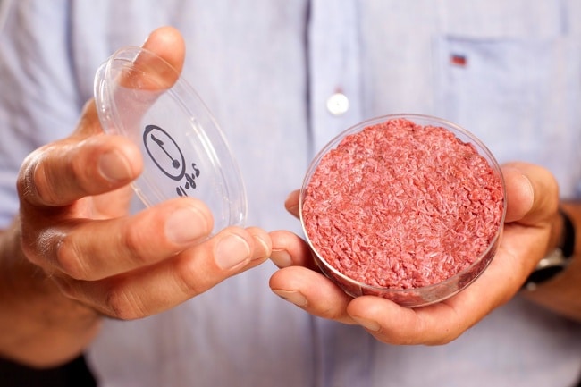 8. Melihat manusia tak bisa hidup tanpa daging, ilmuwan ciptakan daging dari meja laboratorium. Daging yang digunakan untuk isi burger ini dibanderol seharga $ 325,000. Hingga saat ini para ilmuwan pun berusaha dan meneliti supaya harga lebih ekonomis dan terjangkau. 