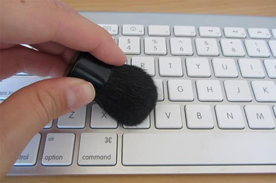 3. Jangan buang kuas makeup yang sudah tak terpakai! Bisa banget untuk membersihkan keyboard laptop yang sulit dijangkau.