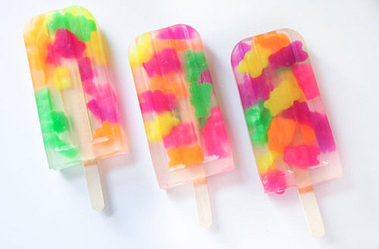 2. Punya Cetakan Popsicle Nganggur di Rumah? Bikin Es Stick Asik dengan Sirup dan Gummy Bear Jelly, Yuk