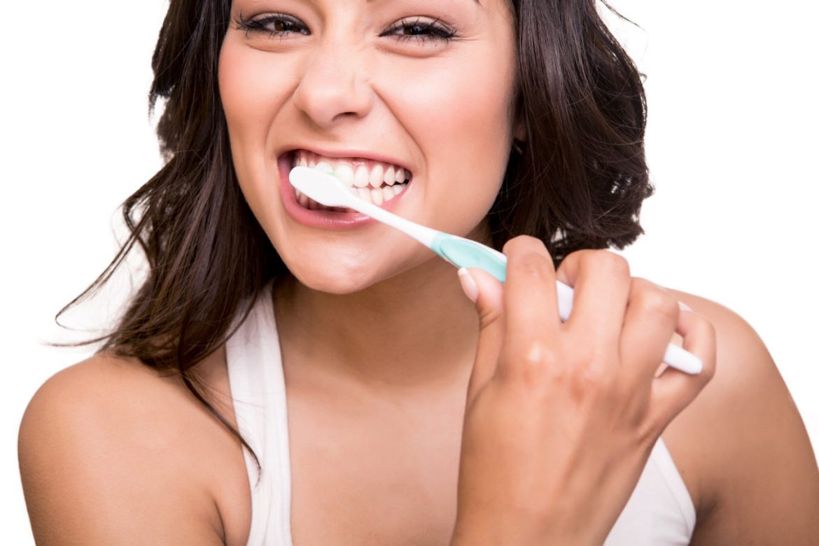 4. Setelah selesai makan, lapisan enamel pada gusi akan lebih lembut dari biasanya. Jadi, sikat gigi setelah makan bukan pilihan yang bijak, ya.