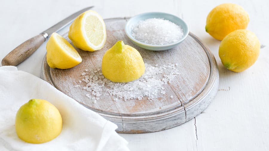 6. Usir Bau Bawang dan Bahan Dapur di Tangan dengan Perasan Lemon dan Garam Setelah Selesai Memasak