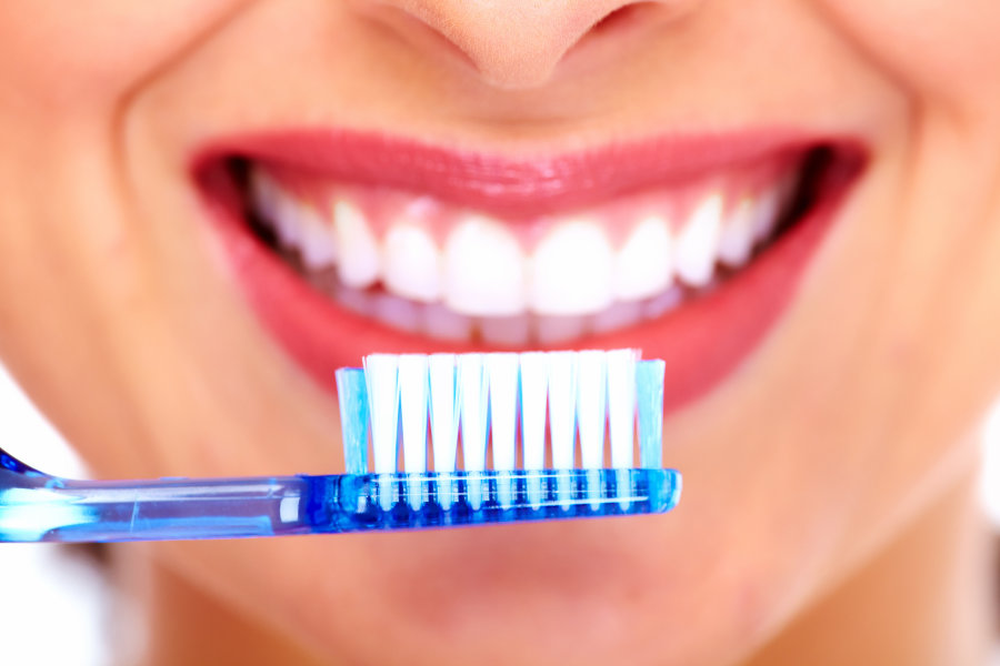 5. Apalagi jika membersihkan gigi dengan pasta gigi mengandung pemutih terus-terusan. Selain rusak, gigi juga jadi lebih sensitif.