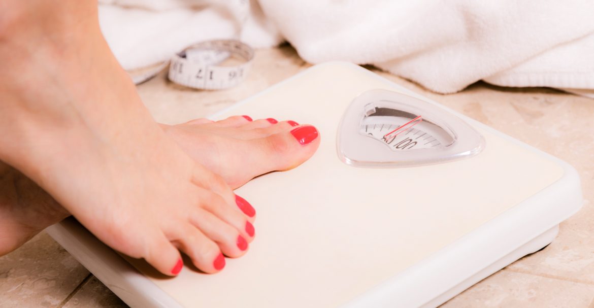 2. Alih-alih jadi lebih bersemangat untuk diet, menimbang berat badan setiap hari justru membuatmu menjadi terlalu terobsesi